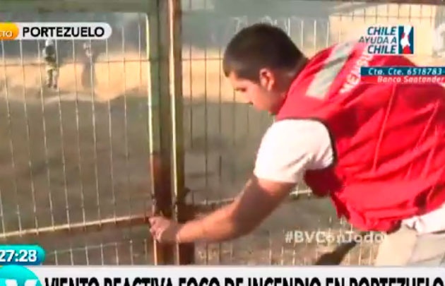 Bombero quiere romper portón y...