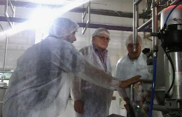 Rony Vargas visitó la fábrica de manteca Tonadita en Villa María.