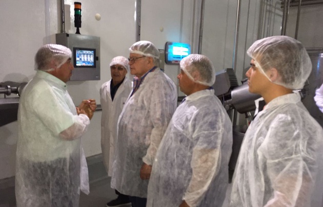 Rony Vargas visitó la fábrica de manteca Tonadita en Villa María.