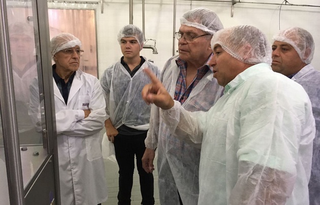 Rony Vargas visitó la fábrica de manteca Tonadita en Villa María.