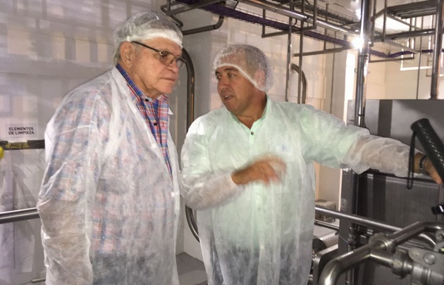 Rony Vargas visitó la fábrica de manteca Tonadita en Villa María.