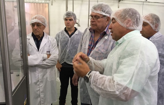 Rony Vargas visitó la fábrica de manteca Tonadita en Villa María.