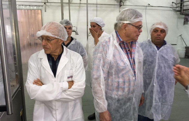 Rony Vargas visitó la fábrica de manteca Tonadita en Villa María.