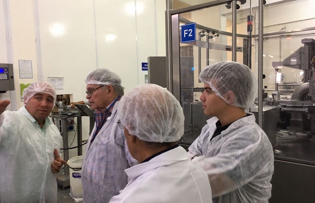 Rony Vargas visitó la fábrica de manteca Tonadita en Villa María.