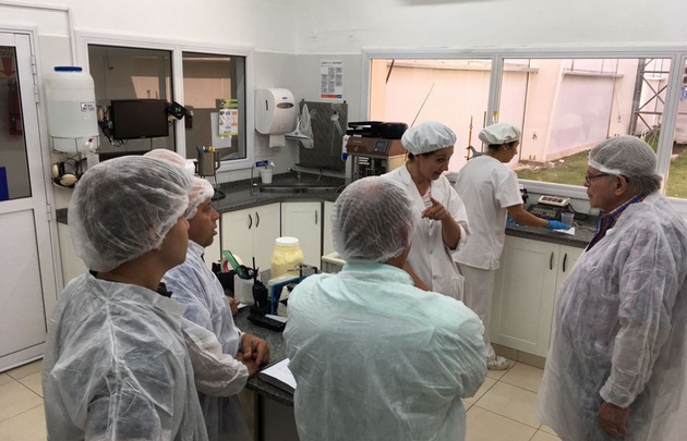 Rony Vargas visitó la fábrica de manteca Tonadita en Villa María.