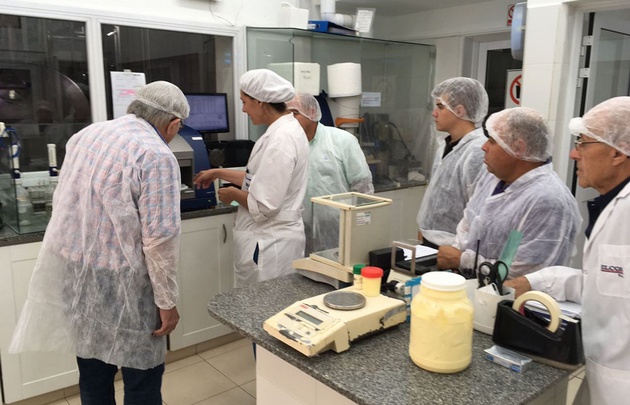 Rony Vargas visitó la fábrica de manteca Tonadita en Villa María.