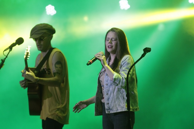 El dúo mexicano, Jesse y Joy, en pleno concierto. 