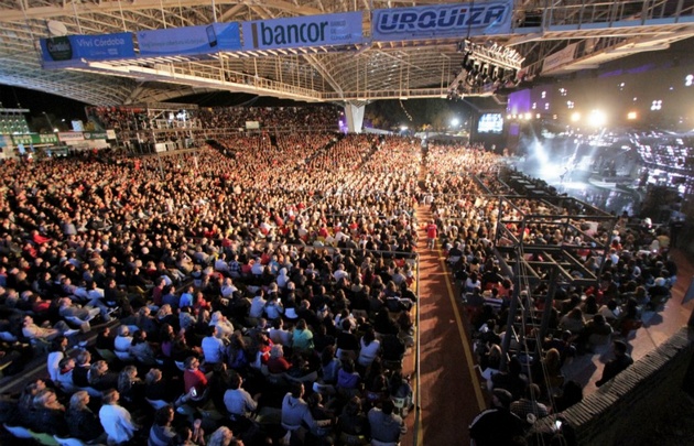 Joaquín Sabina deleitó a miles de personas con su música en Villa María.