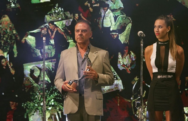 Abelardo Fonseca entregó el premio Carlos de la Gente.