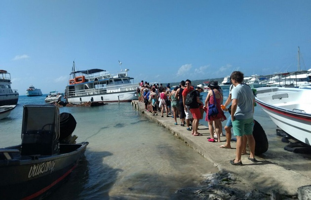 Desde el puerto se sale en lancha para ir al acuario natural en la Isla San Andrés.