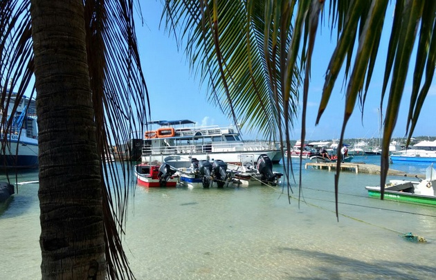 Desde el puerto se sale en lancha para ir al acuario natural en la Isla San Andrés.