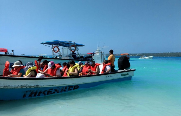 Desde el puerto se sale en lancha para ir al acuario natural en la Isla San Andrés.