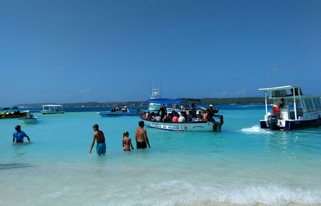 Desde el puerto se sale en lancha para ir al acuario natural en la Isla San Andrés.