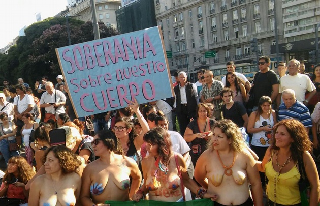 Buenos Aires vivió el ''tetazo'' en el Obelisco.