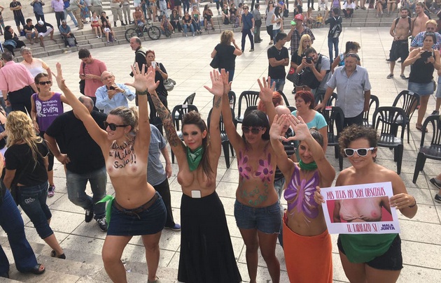 En Rosario, el ''tetazo'' se hizo frente al Monumento a la Bandera.