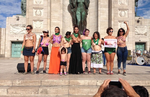 En Rosario, el ''tetazo'' se hizo frente al Monumento a la Bandera.