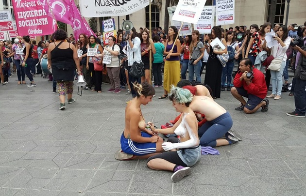 Córdoba se sumó el "tetazo".