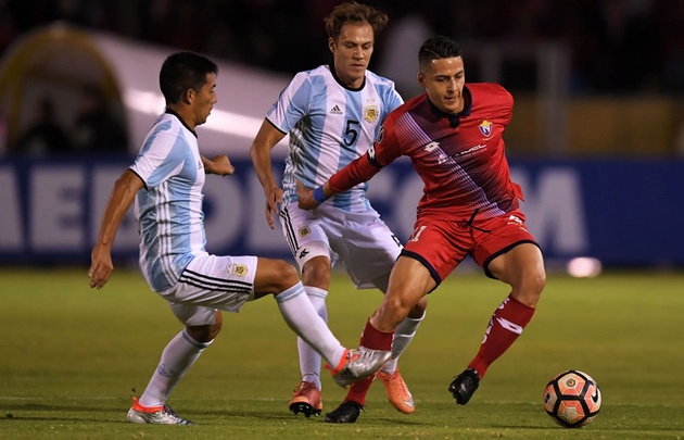 Con camiseta prestada, "El Decano" se impuso en Quito.