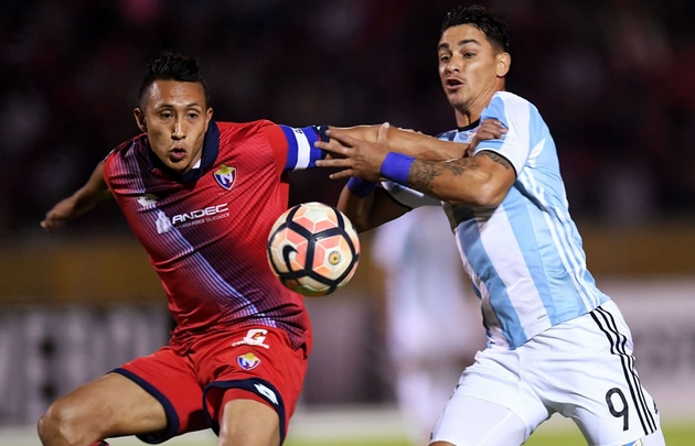 "El Decano" jugó con camisetas prestadas del Sub 20 argentino.