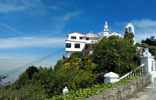 Yeny Ortega desde el cerro de Monserrate en Colombia.