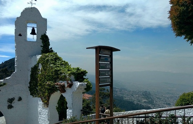 En la cima hay una iglesia de 1915 donde está el Señor de Monserrate.