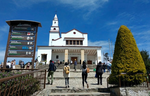 En el Cerro está el Señor de Monserrate, muy venerado entre los colombianos.