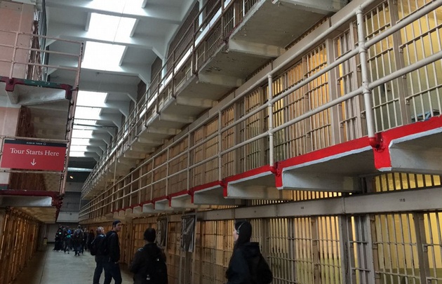 Agustina Vivanco recorrió la ex cárcel de Alcatraz en San Francisco.
