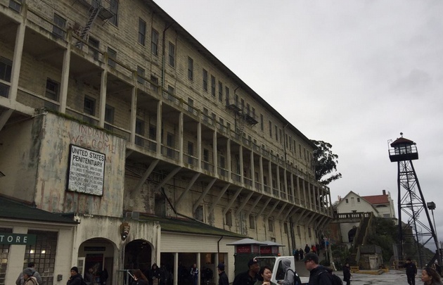 Agustina Vivanco recorrió la ex cárcel de Alcatraz en San Francisco.