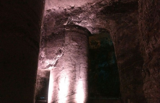 Las luces van descubriendo las diferentes obras religiosas.