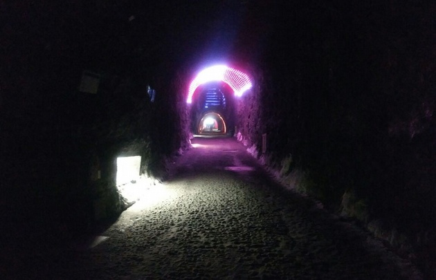 Las luces van descubriendo las diferentes obras religiosas. 