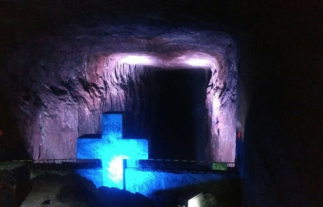 Las luces van descubriendo las diferentes obras religiosas. 