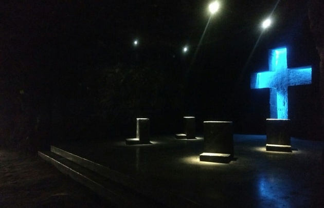 La obra arquitectónica está esculpida en sal, roca caliza y mármol.