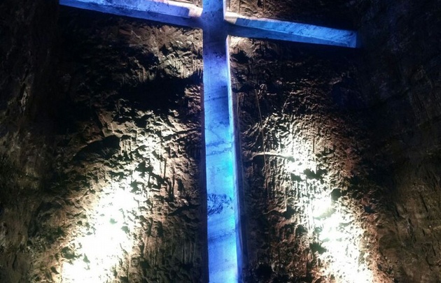 La cruz corona la nave central en el interior de la Catedral.