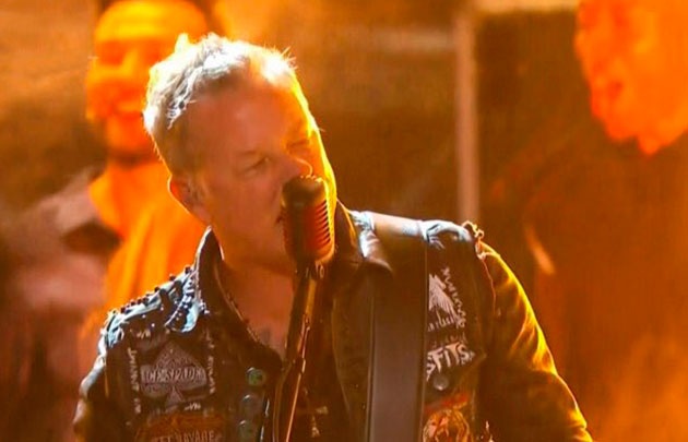 James Hetfield, el vocalista de Metallica, indignado por problemas técnicos.