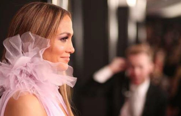 Jennifer Lopez cautivó la red carpet de los Grammy 2017