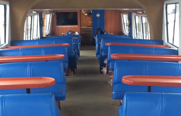 Micaela Rodríguez dio un paseo en catamarán en Mar del Plata.