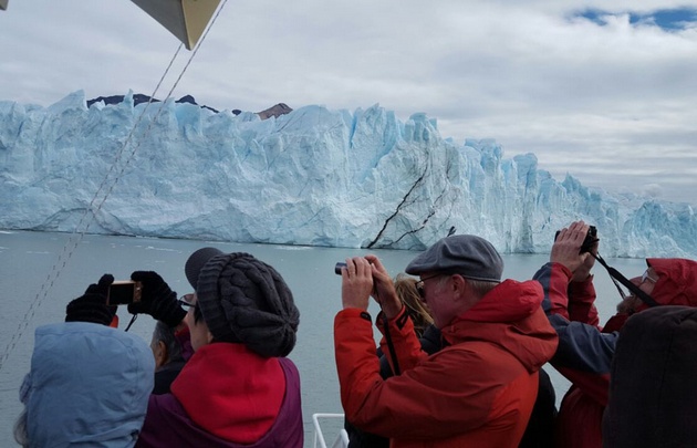 El Perito Moreno es visitado por miles de turistas.