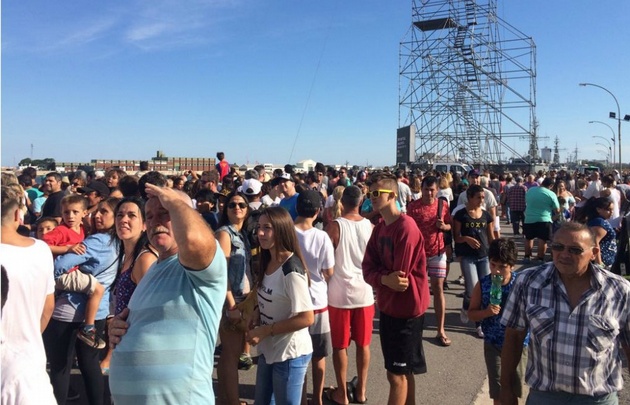 Los clavadistas convocaron a una multitud en Mar del Plata.