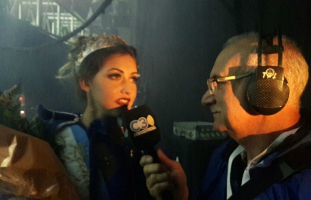 Angélica, la nueva reina, hablando con Luis Yunes. 