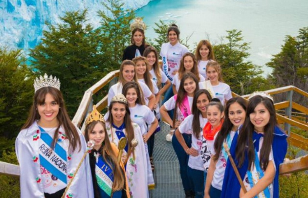 Las aspirantes a reinas junto a la reina de la Fiesta del Lago 2016.
