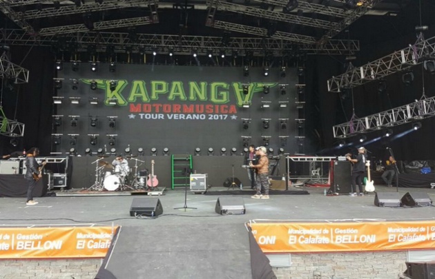 El escenario en plena preparación. 