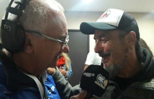 El "Mono" de Kapanga hablando con Luis Yunes. 