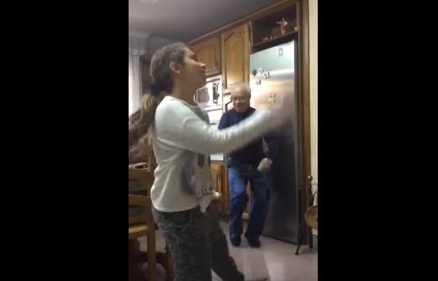 El abuelo baila "Despacito" detrás de su nieta.