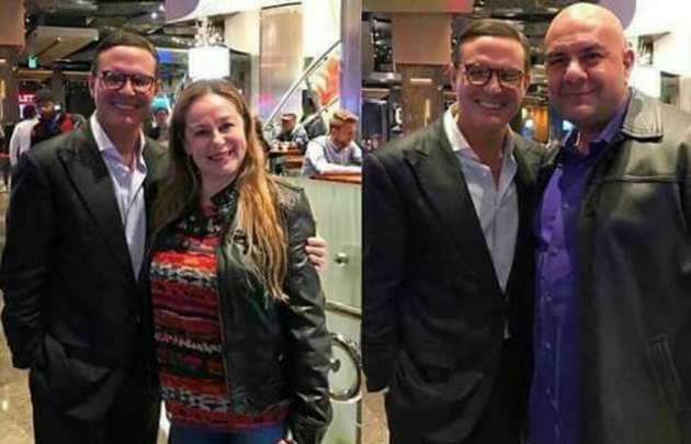Luis Miguel se dejó fotografiar con la gente que se encontraba en Las Vegas.
