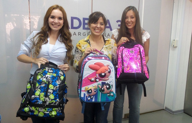 Agus, Geo y Lucía con las mochilas de las Chicas Superpoderosas.