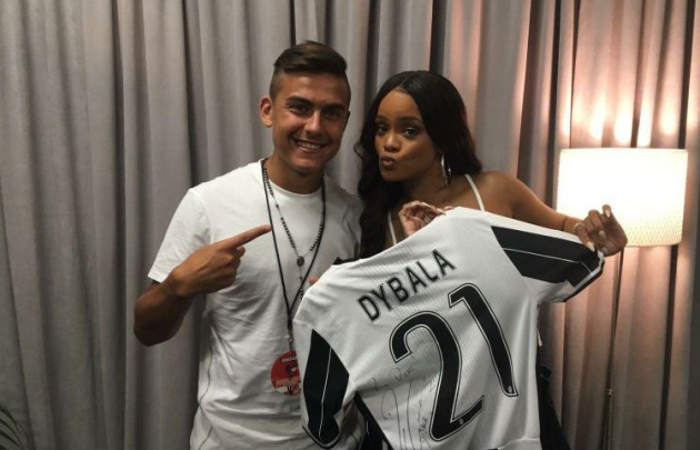 Paulo Dybala coqueteó con Rihanna en Twitter.
