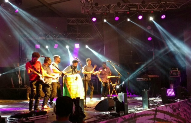 Los Huayra fueron los encargados de dar inicio a las presentaciones de la noche.