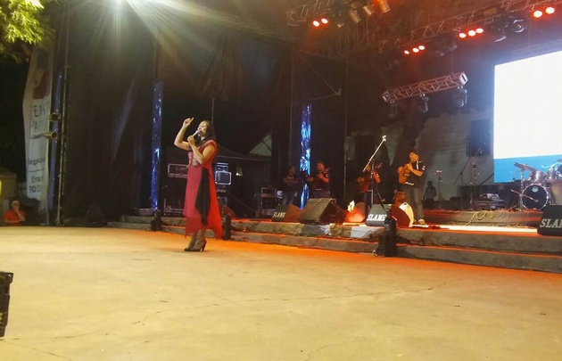 Jacinta Condorí saludó a Cadena 3 desde el escenario.