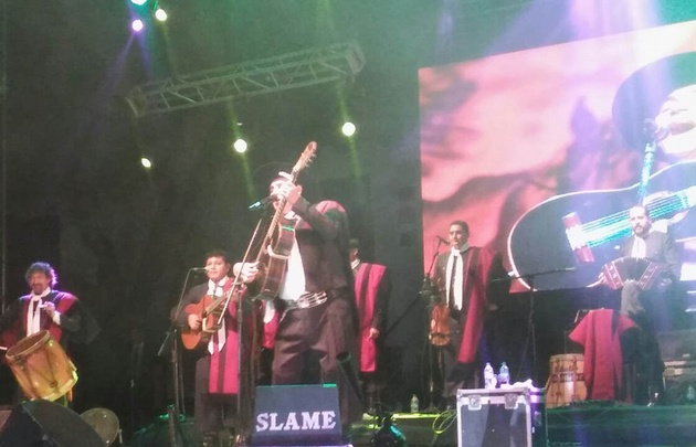 El Chaqueño cantó por unas cuatro horas,