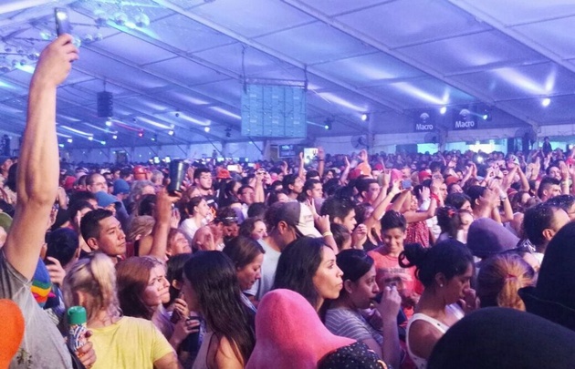 Una multitud en el carnaval de Los Tekis.